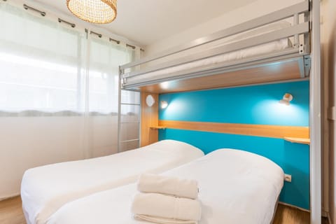 Bed, Photo of the whole room, Bedroom, bunk bed, towels
