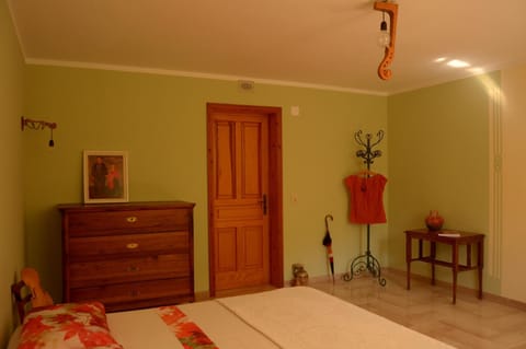 Bed, Day, Summer, Photo of the whole room, Decorative detail, Bedroom