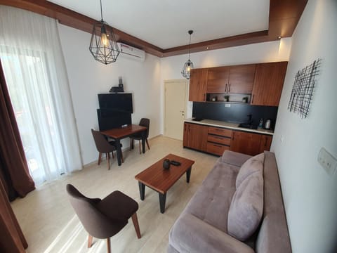 Communal lounge/ TV room, TV and multimedia, Living room, Seating area, Dining area