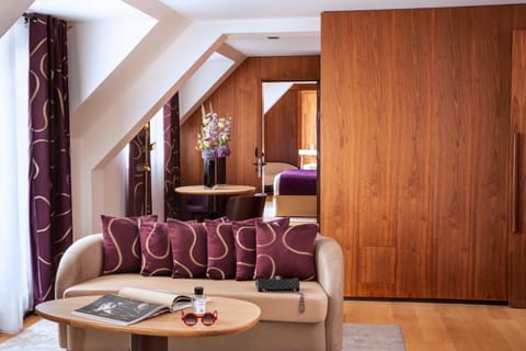 Coffee/tea facilities, Living room, Photo of the whole room, Decorative detail, Seating area, Bedroom, Family