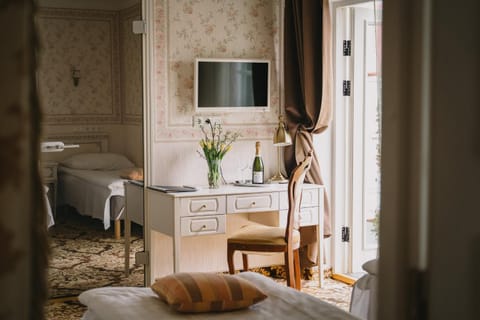 Bed, TV and multimedia, Photo of the whole room