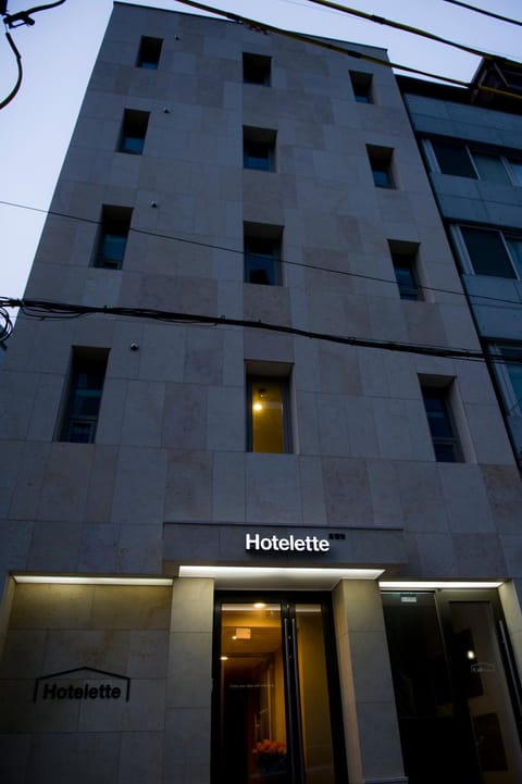 Facade/entrance