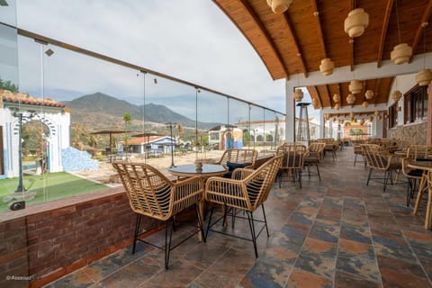 Restaurant/places to eat, Balcony/Terrace