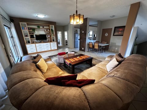TV and multimedia, Living room, Seating area, Dining area