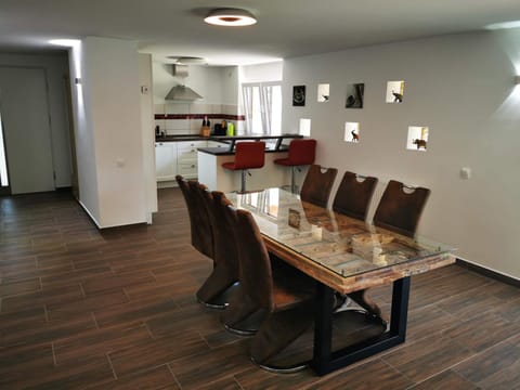 Communal lounge/ TV room, Day, Summer, Dining area, On site