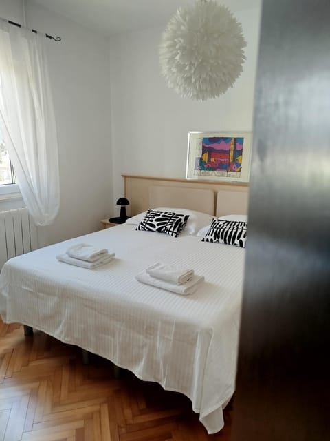 Bed, Bedroom, towels