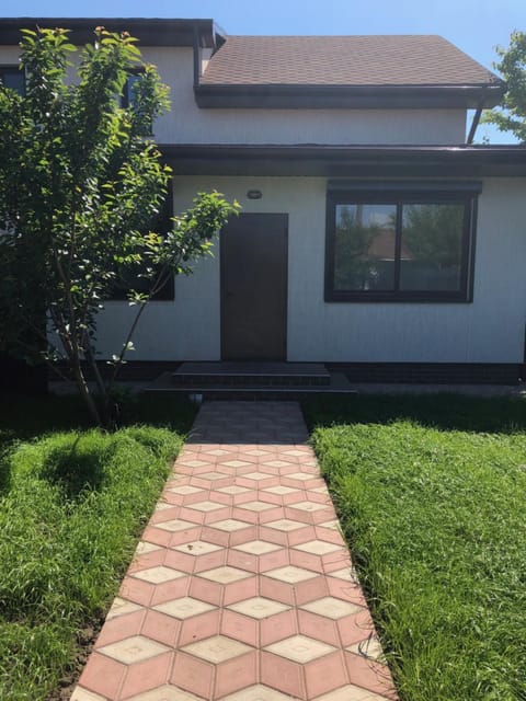 Property building, Facade/entrance, Day