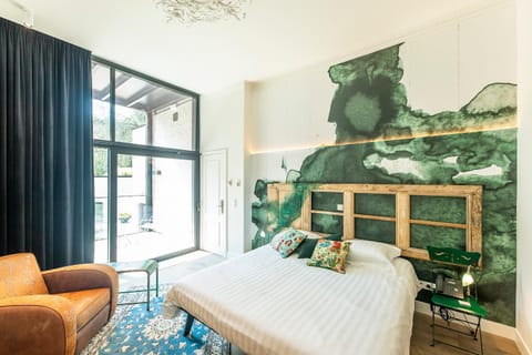 Bed, Photo of the whole room, Decorative detail, Seating area