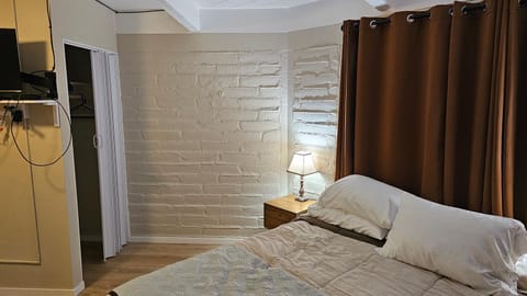 Bed, TV and multimedia, Bedroom