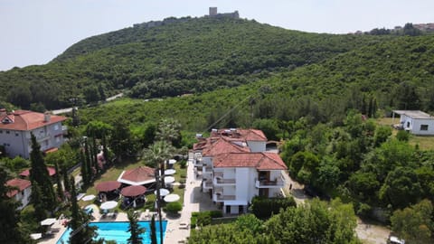 Property building, Nearby landmark, Bird's eye view, Swimming pool, Location