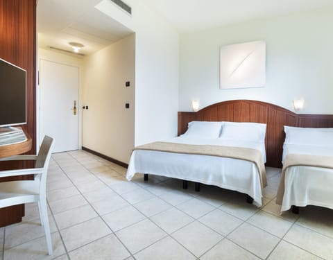 Bed, TV and multimedia, Photo of the whole room, Bedroom, wardrobe