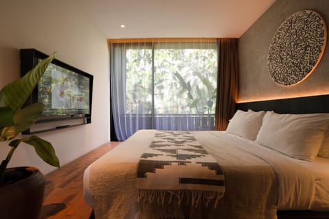 Bed, TV and multimedia, Bedroom