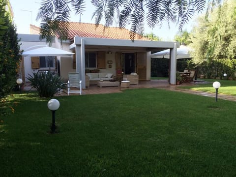 Property building, Facade/entrance, Garden