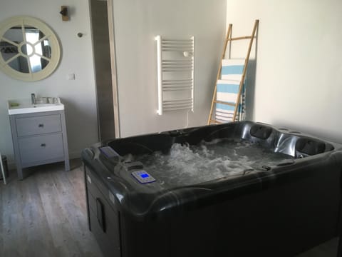 Hot Tub, Bathroom, Spa and wellness centre/facilities