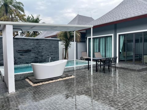 Property building, Patio, Day, Natural landscape, Hot Tub, Pool view, Swimming pool, sunbed