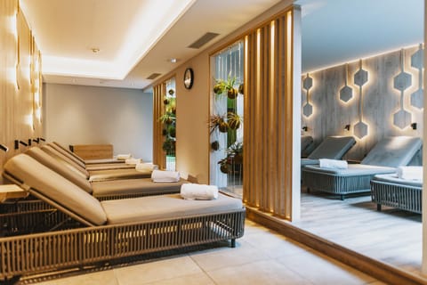 Bed, Spa and wellness centre/facilities, Seating area, sunbed