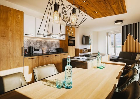 Kitchen or kitchenette, Living room, Seating area, Dining area, minibar, stove