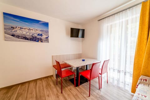 Communal lounge/ TV room, TV and multimedia, Living room, Dining area