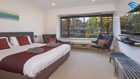 Bed, Seating area
