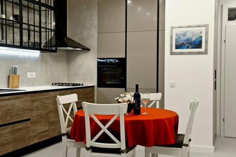 Kitchen or kitchenette, Dining area