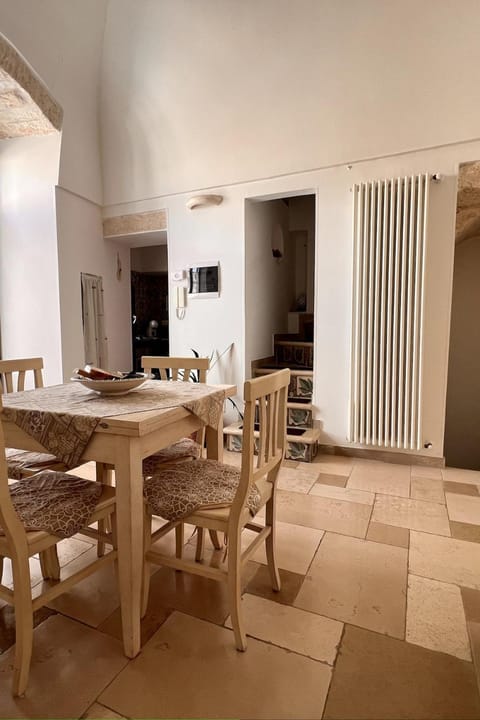 TV and multimedia, Kitchen or kitchenette, Living room, Seating area, Dining area