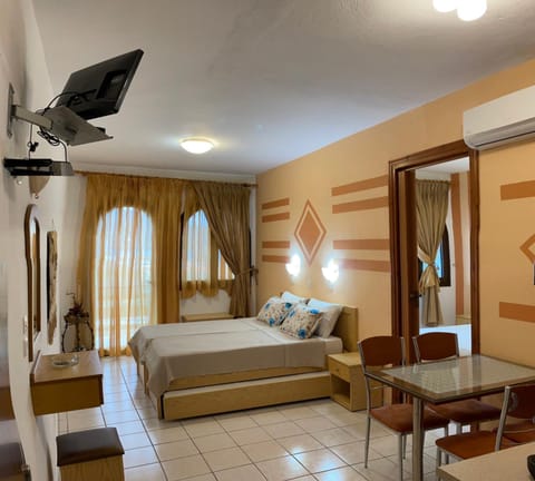 Restaurant/places to eat, Coffee/tea facilities, Kitchen or kitchenette, Evening entertainment, Parking, air conditioner