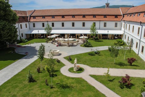 Facade/entrance, Area and facilities