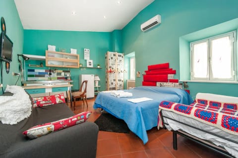 Bed, Photo of the whole room, Decorative detail, Decorative detail