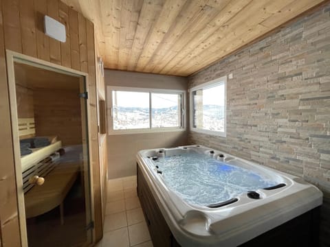 le bleu du lac Sauna et Spa Chalet in Gérardmer