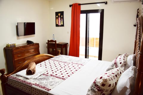Bed, TV and multimedia, Bedroom, towels