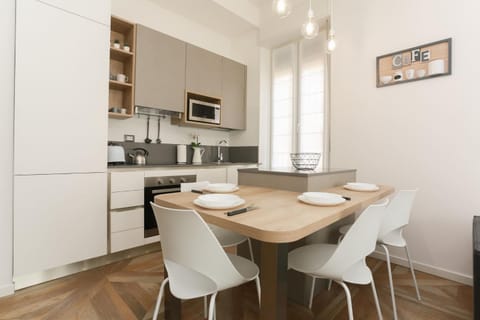 Kitchen or kitchenette, Dining area