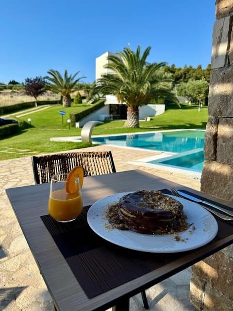 Property building, Restaurant/places to eat, Swimming pool, Breakfast