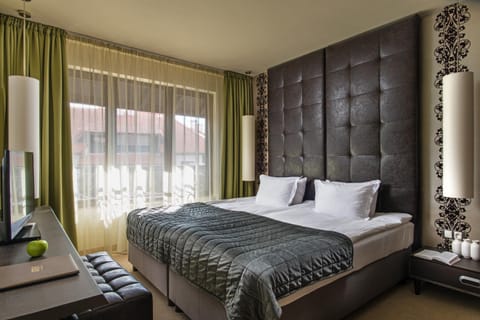 Bed, TV and multimedia, Seating area, Bedroom