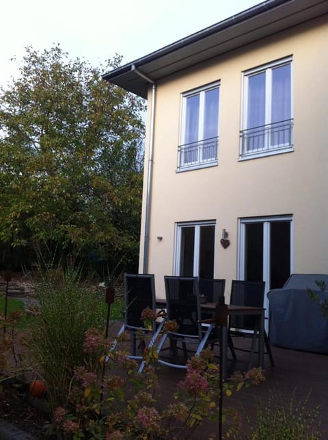 Property building, Patio, Garden