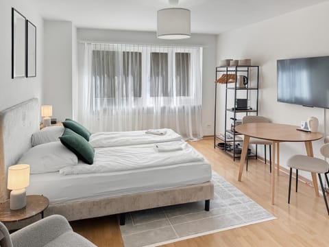 Bed, TV and multimedia, Living room, Photo of the whole room, Seating area, Dining area, Bedroom