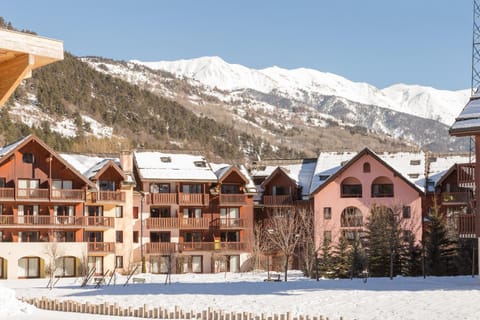 Property building, Neighbourhood, Mountain view