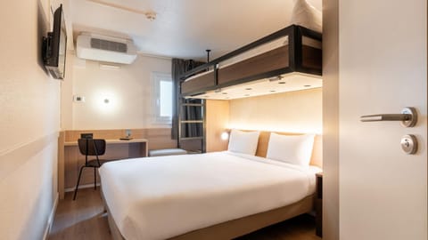 Bed, Photo of the whole room, Bedroom, air conditioner