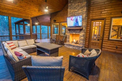 Indian Springs Lodge-Game Room, Video Game Table House in Broken Bow