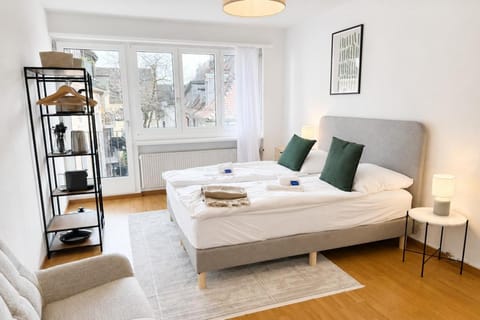 Bed, Living room, Photo of the whole room, Seating area, Bedroom, towels
