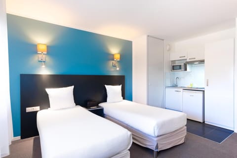 Bed, Kitchen or kitchenette, Bedroom