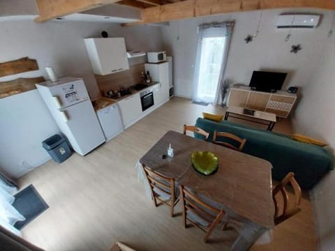 TV and multimedia, Coffee/tea facilities, Kitchen or kitchenette, Seating area, Dining area, dishwasher, oven, stove, toaster, air conditioner