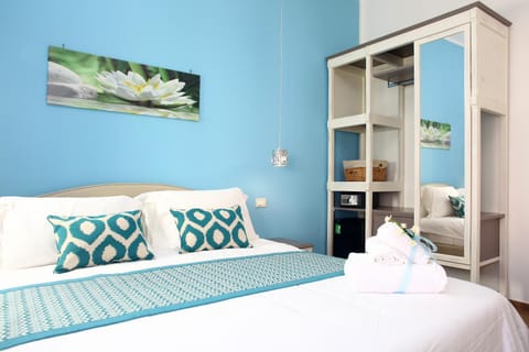 Bed, Photo of the whole room, Decorative detail, Bedroom
