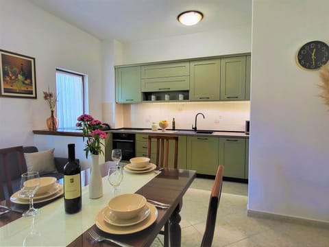 Kitchen or kitchenette, Dining area, minibar, pet friendly, stove