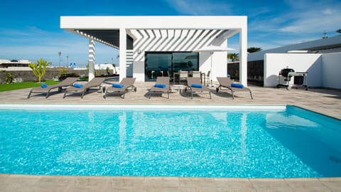 Property building, Off site, BBQ facilities, Garden, Solarium, Table tennis, Dining area, Pool view, Sea view, Swimming pool, Parking, locker, sunbed, towels, air conditioner