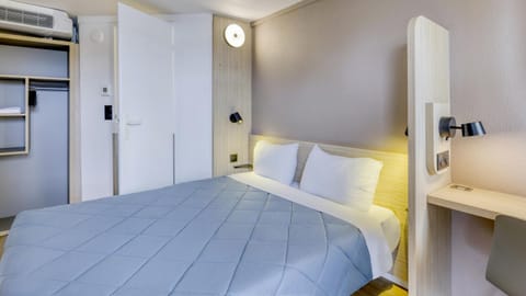 Bed, Photo of the whole room, Bedroom, air conditioner