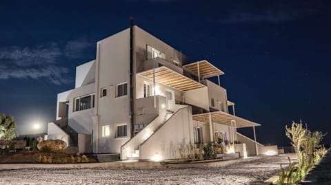 Facade/entrance, Night