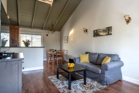 Spacious, Soaring Ceilings, Near Downtown MV, GOOG Apartment in Los Altos