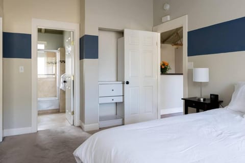 Spacious, Soaring Ceilings, Near Downtown MV, GOOG Apartment in Los Altos