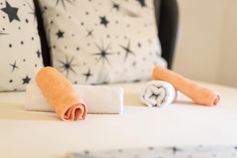 Bed, Bedroom, towels