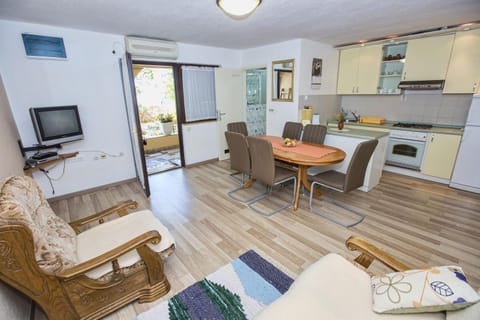 Kitchen or kitchenette, Living room, Seating area, Dining area